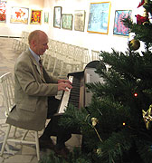 Григорий Николаевич Гинзбург - директор выставочного зала 'Творчество' за роялем (фото Н.Н.Соболева, 26.12.2006)