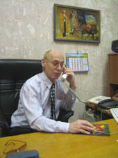 Григорий Николаевич Гинзбург - директор выставочного зала 'Творчество' в своем кабинете (фото Соболева Н.Н.)